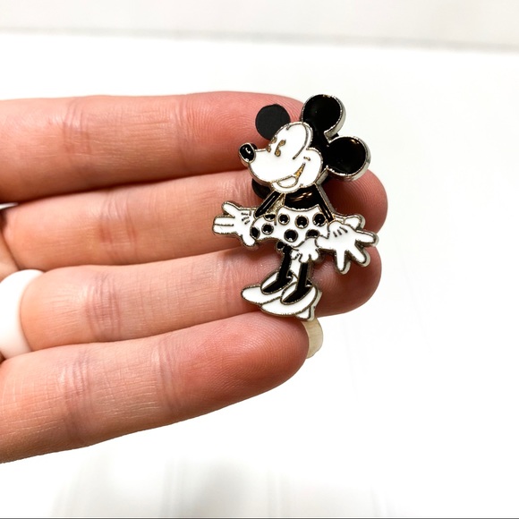 Disney Accessories - Disney Minnie Mouse collectible pin
